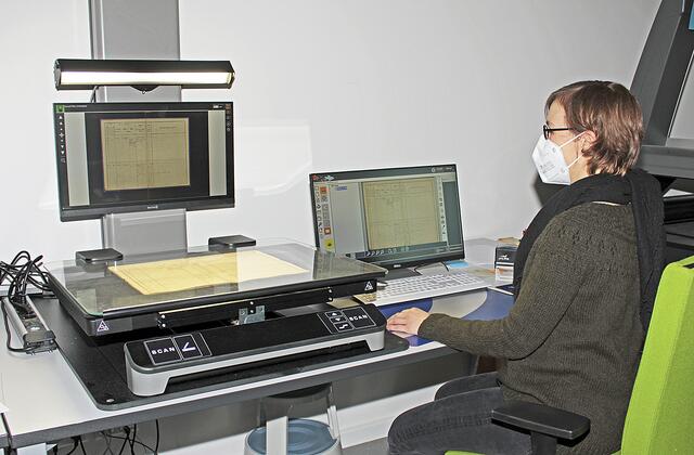 Mitarbeiterin Anna von Bargen zeigt, wie Dokumente im Staatsarchiv am Scanner digitalisiert werden