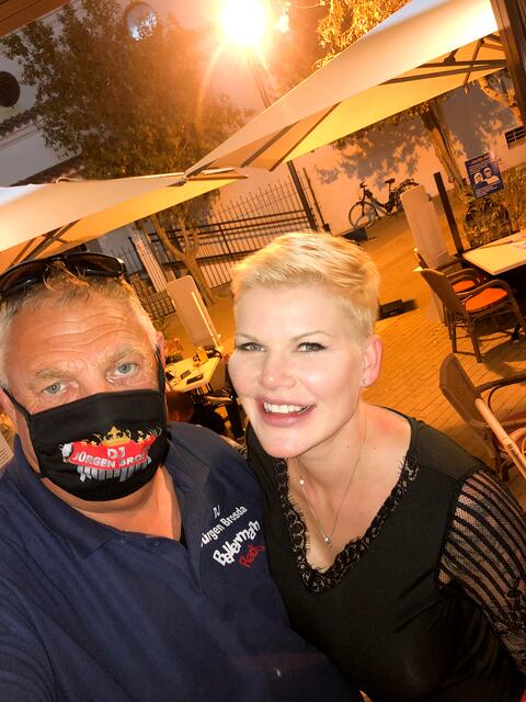 Mit den Stars - hier Melanie Müller - ist Jürgen Brosda auf "Du und Du"