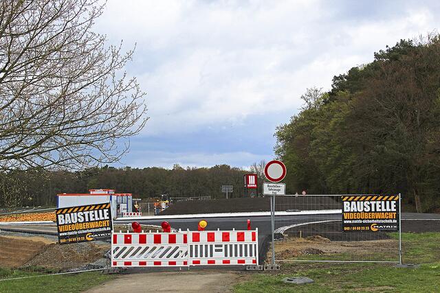 Der Kreisel an der Appelbütteler Straße soll unter anderem für die Verzögerung sorgen. Im Mai soll er allerdings fertig sein Fotos: lm