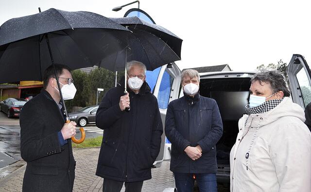 Ellen Kühn, Vorsitzende des Lebenshilfevereins Landkreis Harburg, mit einigen der Zuschauer in Tostedt (v. li.): Rolf Aldag (CDU), Dieter Weis (WG) und Samtgemeinde-Bürgermeister Dr. Peter Dörsam