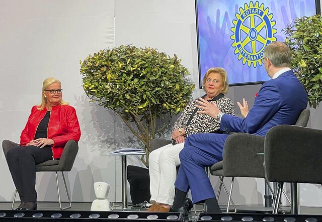 Seevetals Bürgermeisterin Martina Oertzen (li.) und Anette Kosakowski, Vorsitzende des Vereins Hilfe für krebskranke Kinder Seevetal, sprechen bei dem Benefizabend des Rotary Clubs Seevetal über ehrenamtliches Engagement