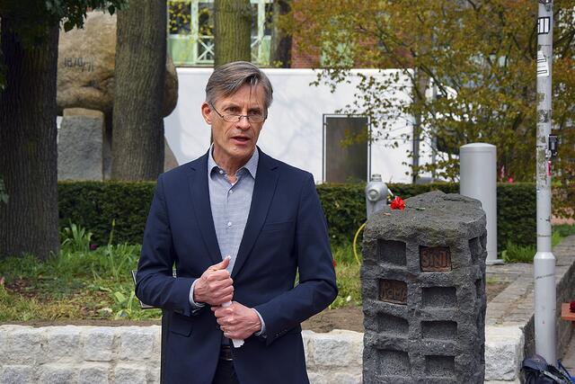 Bürgermeister Jan-Hendrik Röhse am Mahnmal für die Opfer des Nationalsozialismus an der Poststraße in Buchholz