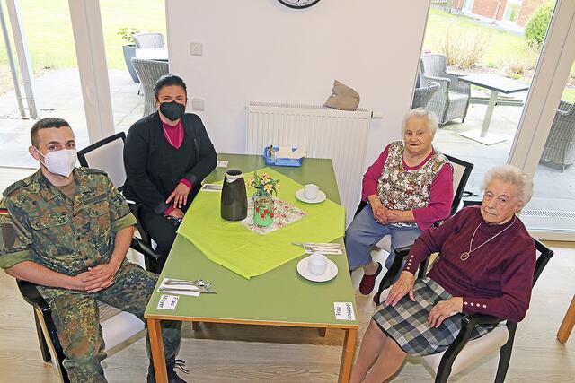 Kurzer Klönschnack vor dem Essen: Lucas unterhält sich mit Heimleiterin Margarethe Wüstefeld (v.li.) und den Bewohnerinnen Else Uhlendorf und Edith Knüppel  | Foto: jd