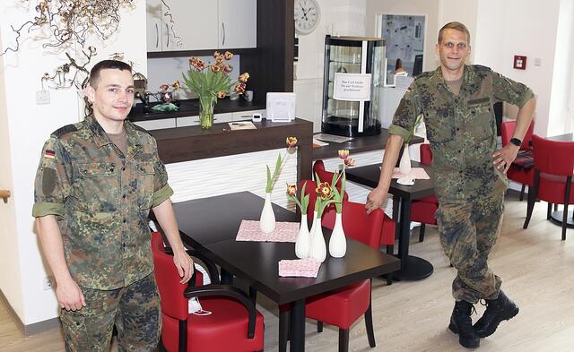 Fühlen sich wie "Zivis in Uniform": Stabsgefreiter Lucas (li.) und Hauptfeldwebel Patrick