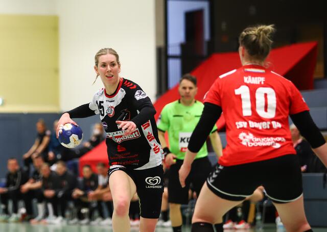 Kim Berndt (am Ball) kam an Jennifer Kämpf vorbei  | Foto: cc