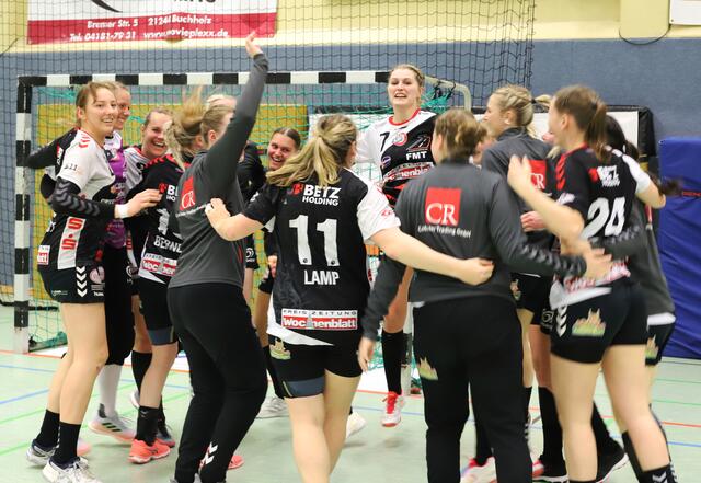 Ausgelassener Jubel nach dem phantastischen Heimsieg der abstiegsbedrohten Handball-Luchse | Foto: cc