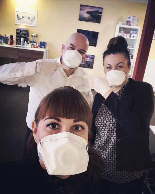 Hier ein aktuelles Bild vom Team mit Maske | Foto: Kristin Bode/HörGalerie