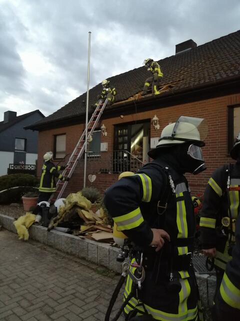 Das Dach des Hauses musste geöffnet werden, um weitere Brandherde lokalisieren zu können