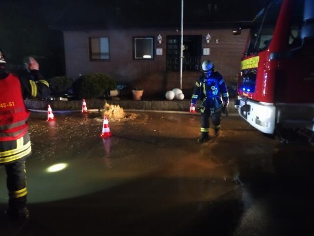 Ein Wasserrohrbruch führte zunächst dazu, dass das Wasser aus dem Bürgersteig vor dem Haus sprudelte...