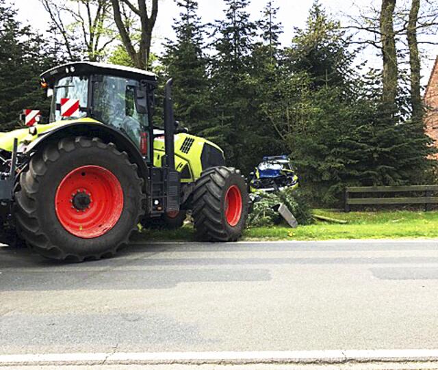 Der Traktorfahrer rammte den Polizeiwagen durch einen Graben, einen Zaun und ein Gebüsch