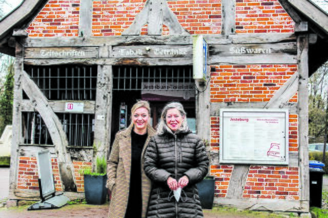 Die Café-Book-Betreiberinnen Valerie Höhne (li.) und Susanne Walsleben suchen jetzt einen anderen Standort für ihr Teegeschäft, statt der leerstehenden Lisa-Kate (im Hintergrund) | Foto: as