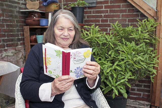 Gärtnern als Ausgleich: Im Gewächshaus kommt Elke Loewe zur Ruhe und fand auch Inspiration für ihr neues Buch "Die Wildblumensammlerin" | Foto: jab