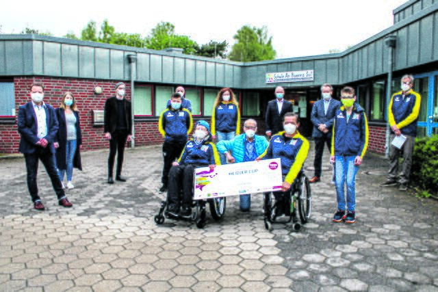 Bei der Scheckübergabe: Schüler und Verantwortliche der Förderschule An Boerns Soll, Organisatoren und Sponsoren der Veranstaltung "Laufen und Fördern"