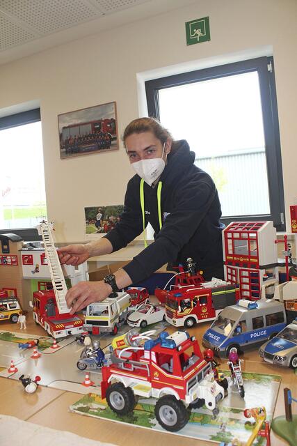 Ole Köpke zeigt die Playmobilsammlung, die zur Veranschaulichung von Unfallszenen zum Einsatz kommt | Foto: wd