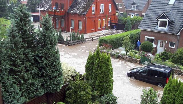 Starkregen führte im Jahr 2011 zu einer Überschwemmung der Dorfstraße in Fleestedt | Foto: Gemeinde Seevetal