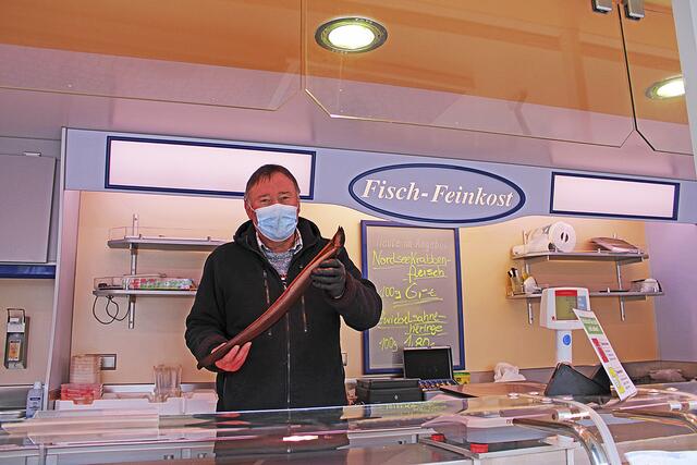 Fisch-Feinkosthändler Eckard Isernhagen versorgt seine Kunden mit täglich frischem Fisch | Foto: sv