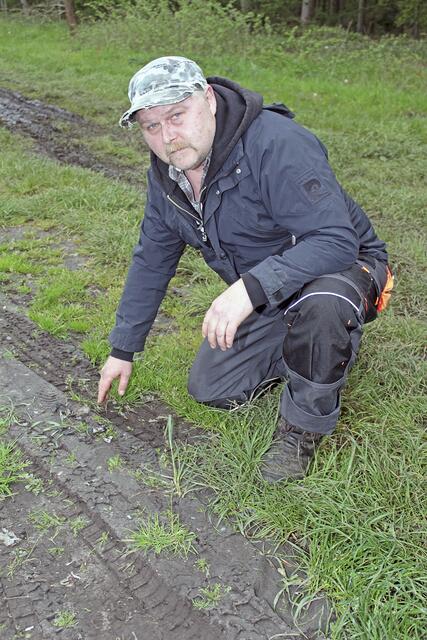Im Boden befinden sich Plastikteile von zerkleinerten Tüten und Folien, zeigt der Dollerner Thorsten Ulrich