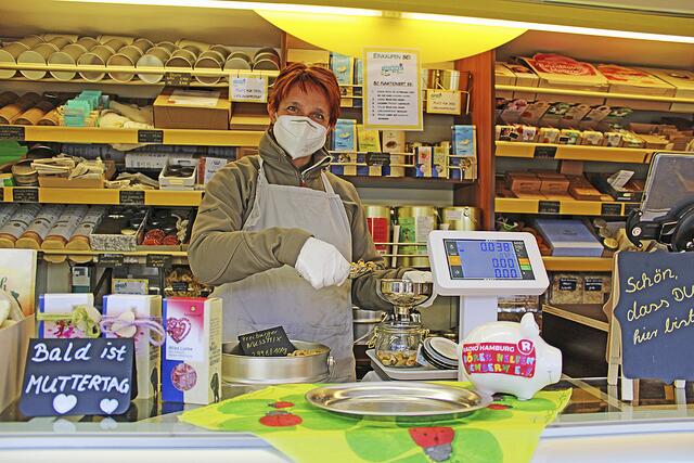 Melanie Scheidweiler ist die Erste im Landkreis Harburg, die das Unverpackt-Konzept auf den Wochenmarkt bringt Fotos: sv | Foto: sv