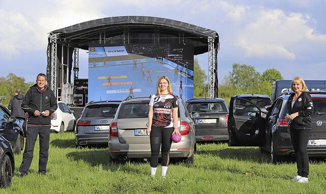 Luchse-Geschäftsstellenleiterin Bettina Kortstegge (re.) und Kino-Besitzer Carsten Reck organisierten für das Finalspiel ein Autokino vor der Nordheidehalle. Die Live-Übertragung erfreute auch Lisa-Marie Schirmbeck (Mitte, 3. Mannschaft der Luchse) und zahlreiche Handballfreunde