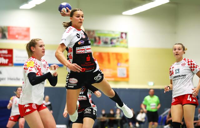 Maj Nielsen (am Ball) beim Sprungwurf | Foto: cc