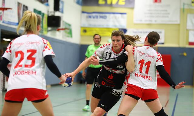 Sarah Lamp (Mitte) setzt sich gegen zwei Mainzer Gegenspielerinnen durch | Foto: cc