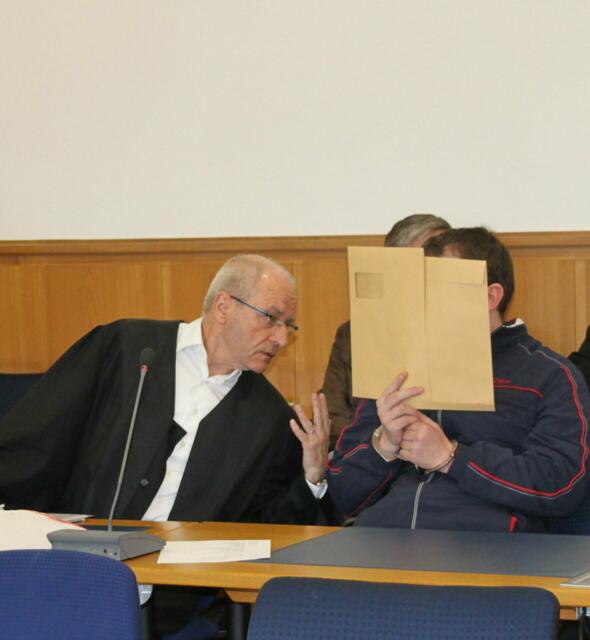 Markus S. vor dem Landgericht Stade mit seinem Verteidiger Hermann Hädicke. Der Täter wurde nicht verurteilt, sondern in die Psychiatrie eingewiesen | Foto: tp