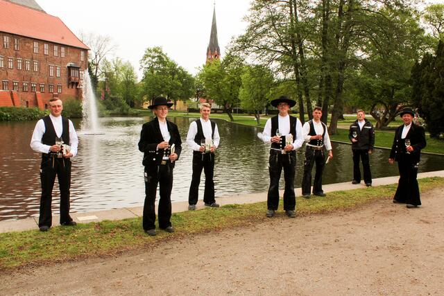 Obermeister Sven Balck (re.) und Lehrlingswart Thomas Bock (2. v. re.) ehrten (v. li.) Maximillian Cohrs, Nora Lührs, Vincent Schröder, Lenert Pahlke und Paul Gorius für ihre besonderen Leistungen. Es fehlt Julian Windisch   Foto: thl