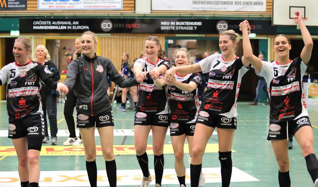 Nach dem siegreichen Ende jubelten die Handballerinnen der "Luchse" auf dem Parkett der Halle Nord euphorisch: Kim Berndt (v.l.), Lisa Borutta, Natalie Axmann, Alexia Hauf, Marleen Kadenbach und Maj Nielsen | Foto: cc