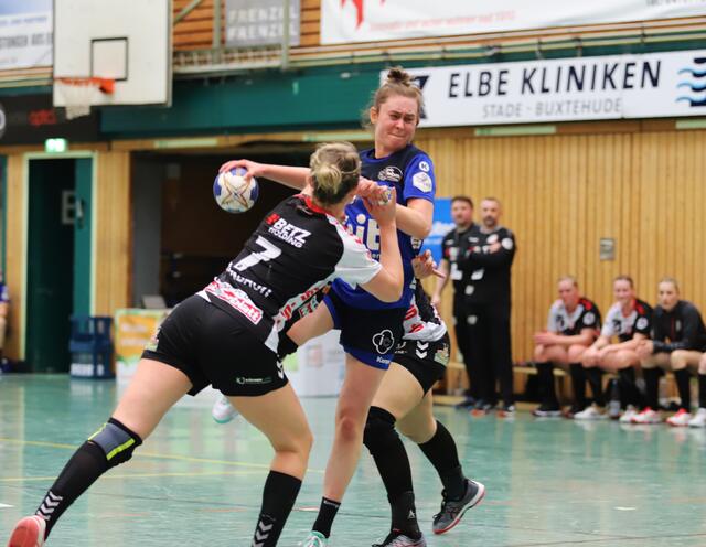 Diesmal versucht es Paula Prior (am Ball) mit einem Sprungwurf - wird aber von Marleen Kadenbach gebremst | Foto: cc