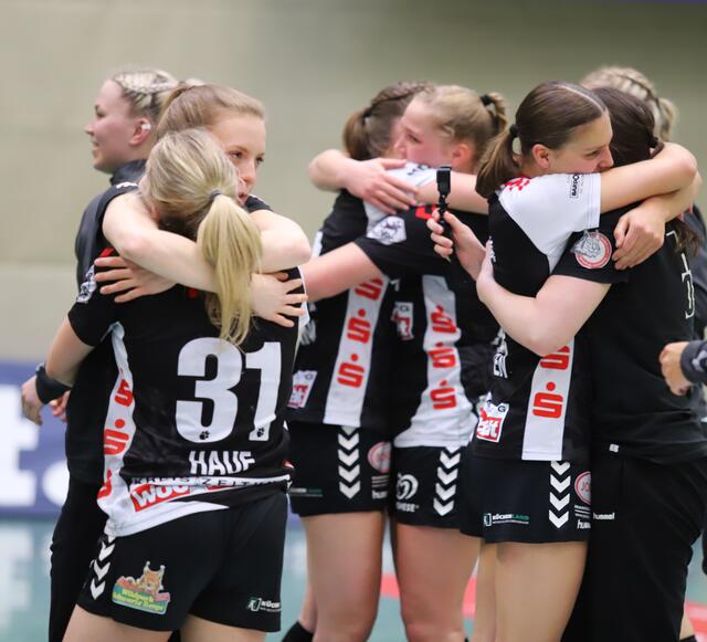 Grenzloser Jubel nach dem Überraschungs-Sieg der "Luchse" | Foto: cc