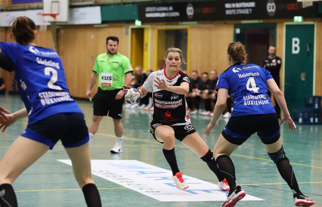 Marleen Kadenbach (Mitte) im Ballbesitz | Foto: cc