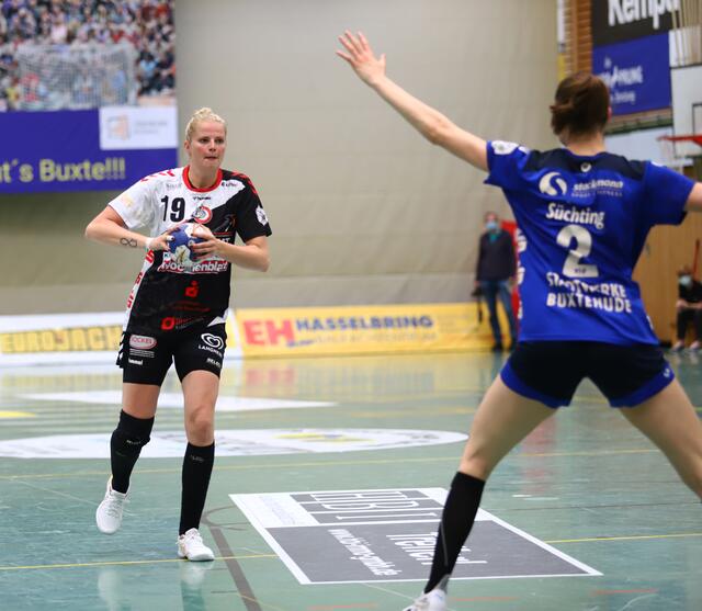 Jessica Oldenburg (am Ball) bewies Spielübersicht, und war eine wertvolle Stütze für das Luchse-Team | Foto: cc