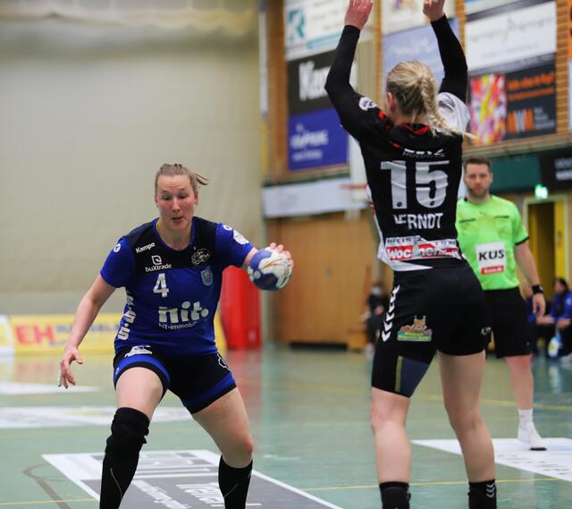 Da machte sich Kim Berndt lang vor BSV-Angreiferin Johanna Heldmann (am Ball) | Foto: cc