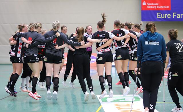 Jubeltraube nach dem siegreichen Spielende | Foto: cc