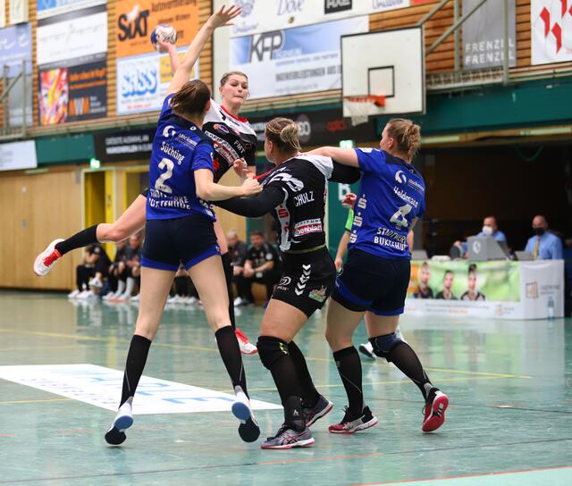 Marleen Kadenbach (am Ball) kommt aus dem Rückraum zum nächsten Treffer | Foto: cc