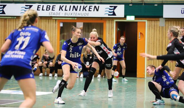 Liv Süchting (li.,am Ball) wird von Jessica Oldenburg am Torwurf gehindert | Foto: cc