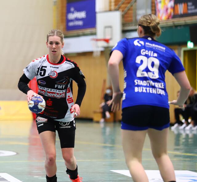 Kim Berndt (li., am Ball) war mit acht Treffern die beste Werferin bei den "Luchsen". Nach dem Spiel wurde sie auch als "Spielerin des Tages" ausgezeichnet | Foto: cc