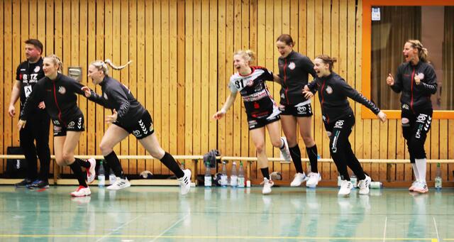 Nach Abpfiff der Partie stürmten auch die Luchse-Spielerinnen von der Bank aufs Spielfeld | Foto: cc