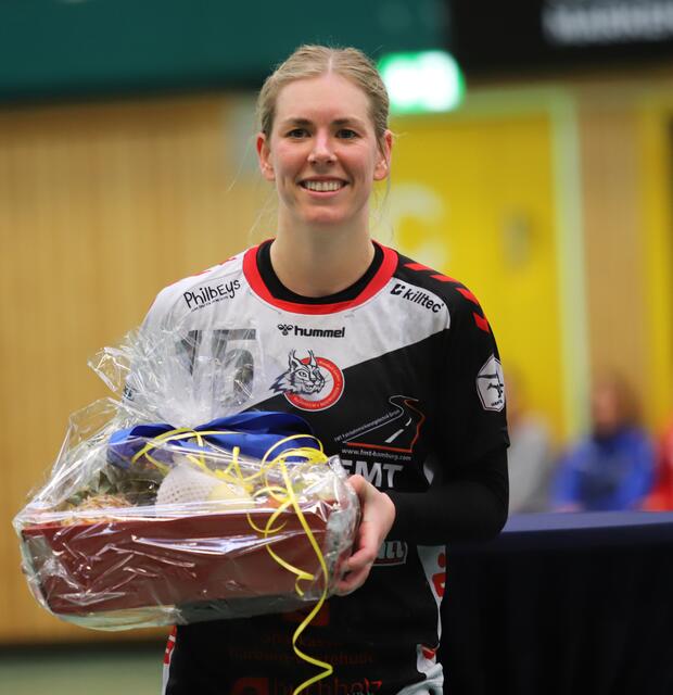 Kim Berndt von den "Luchsen" wurde als "Spielerin des Tages" mit einem Präsentkorb beschenkt | Foto: cc
