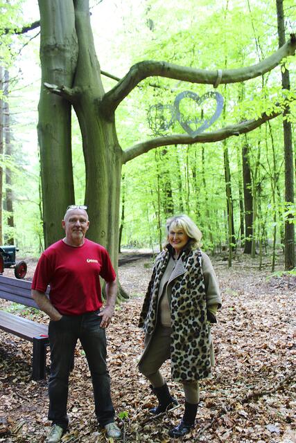 Volker Helms und Marianne Mellentin vor den "Verliebten Riesen" | Foto: sb