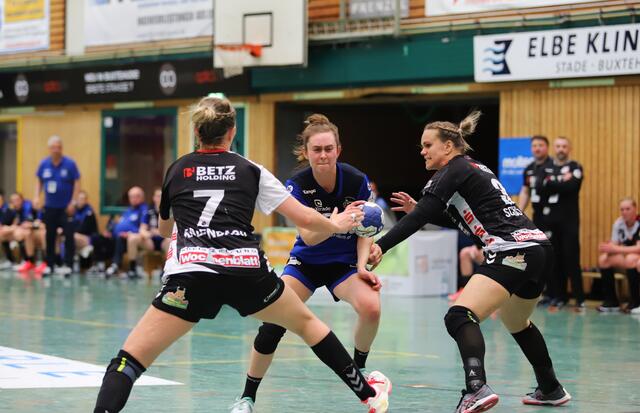 Kein Durchkommen für Paula Prior (am Ball), da Marleen Kadenbach (li.) und Evelyn Schulz (re.) dicht gemacht haben | Foto: cc