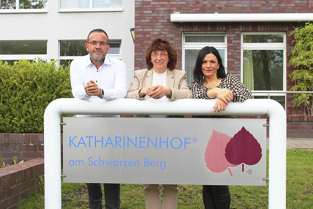 Einrichtungsleiterin Anke Deile (Mitte), Pflegedienstleiter Christian Köhler und seine Stellvertreterin Edyta Harasin | Foto: sb
