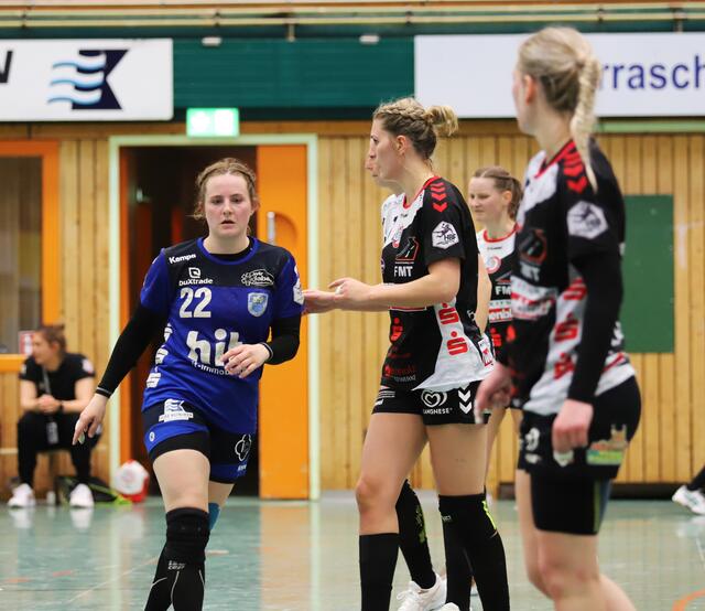 Lynn Schneider (li.) allein vor der Luchse-Abwehr | Foto: cc