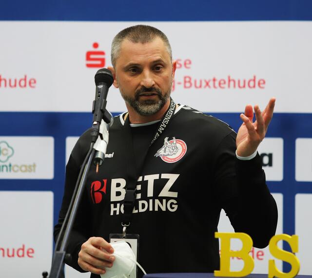 Luchse-Trainer Dubravko Prelcec bei der Pressekonferenz | Foto: cc