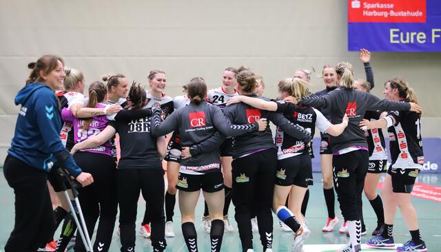 Jubelkreis der "Luchse" nach dem 25:20-Überraschungssieg beim Buxtehuder SV | Foto: cc