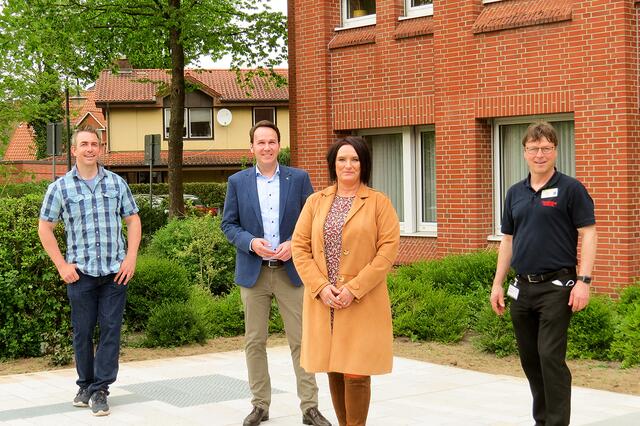 Sebastian Trenkner (li.), Anja Trominski und Martin Porth (re.) bedankten sich bei André Bock für die geleistete Arbeit   Foto: CDU