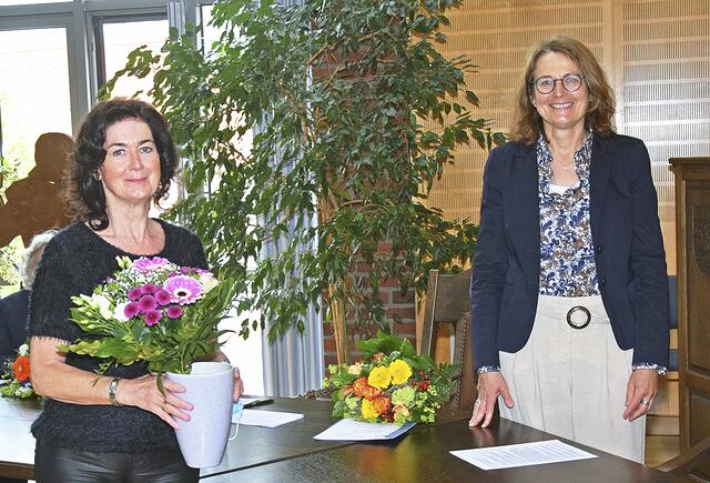 Susanne de Bruijn (li.) ist die neue Erste Vorsitzende des Vereins, hier mit Ute Kück (beide wurden vor der Veranstaltung negativ getestet) | Foto: Günter Kachmann
