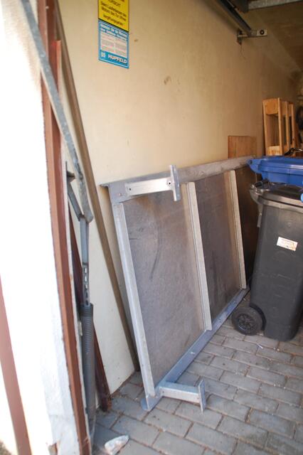 Eine breite Rampe liegt bereit und muss noch montiert werden | Foto: sla