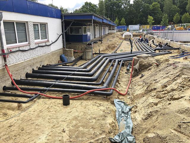 Die Rohrverlegung vom Becken zum Technikhaus | Foto: Stadtwerke Buxtehude