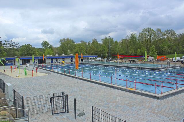 Die neue Beckenlandschaft mit dem 200 Quadratmeter großen Sprayground (li.), dem Schwimmerbecken und dem separaten Nichtschwimmer-Becken  | Foto: wd